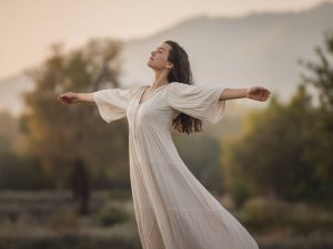 Les bienfaits d’une bonne posture sur la confiance en soi et la perception de la taille