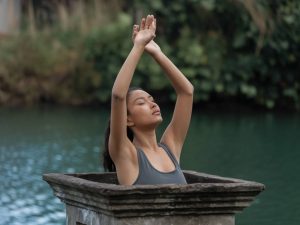 Comment le stress influence la posture et peut affecter la hauteur